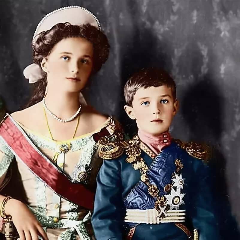 Какой из императоров, узнав, что его беременная жена может не пережить роды, дал себе клятву, что больше никогда не окажется в постели с ней? Он приказал наглухо заколотить дверь спальни соединяющую комнаты его и императрицы