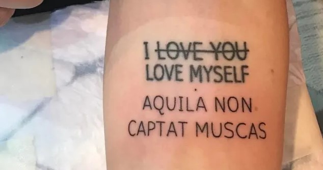 На чьей руке красуется пословица на латинском языке «Aquila non captat muscas», что означает «Орел мух не ловит - слишком ничтожны»?