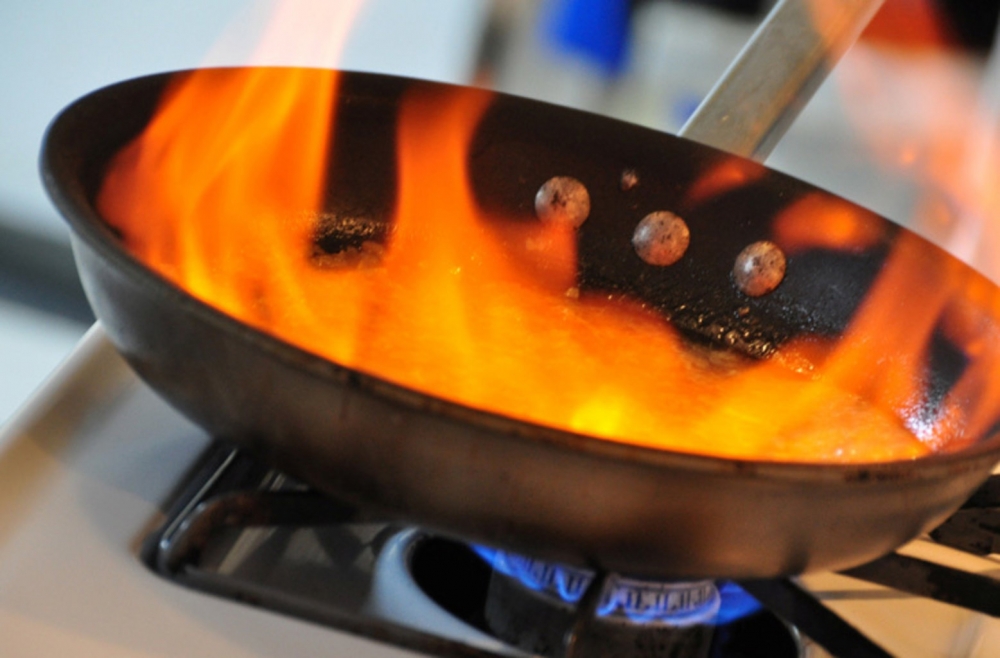 Что делать, если воспламенилось масло на сковороде?