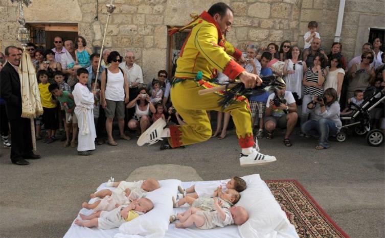 Говорят, что в некоторых районах Испании существует весьма необычная традиция, призванная уберечь детей от бед и неприятностей. Для этого любопытного действа один из людей облачается в костюм дьявола, и что же он делает?