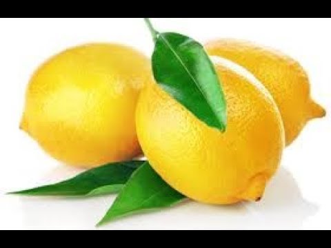Почему при добавлении дольки лимона в чай он становится светлее?