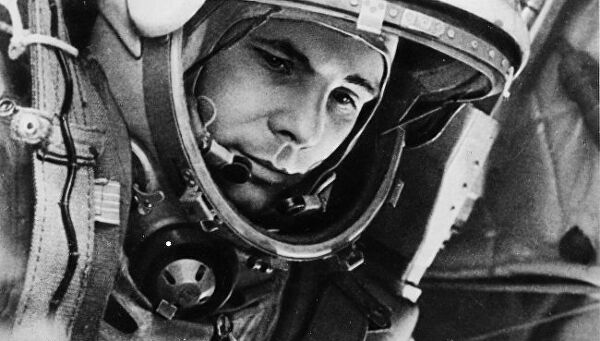 В каком году Гагарин полетел в космос?