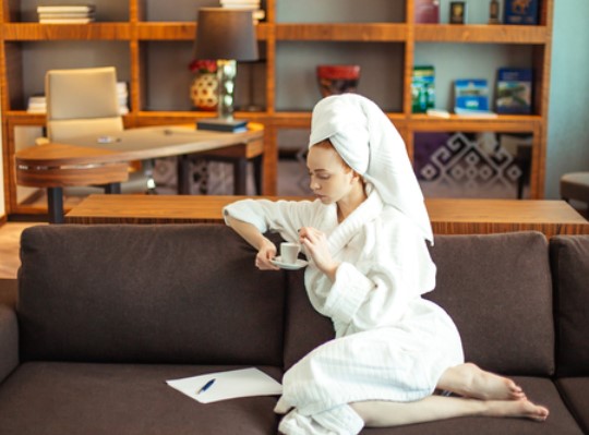 Гости приехали без предупреждения. Можно ли встречать их в халате?