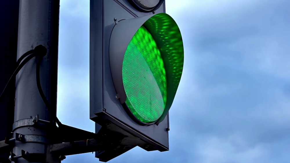 Где расположен зеленый сигнал светофора: