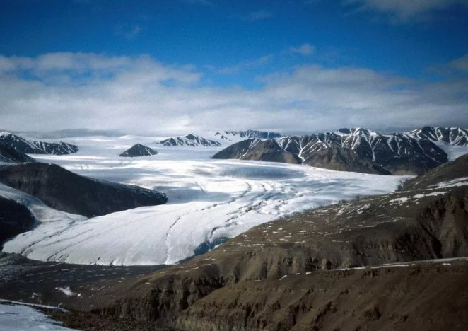 В честь кого назван канадский остров Элсмир?