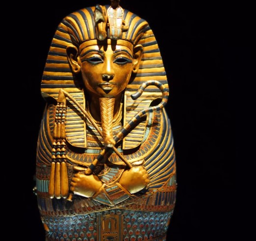 Фараон Древнего Египта из XVIII династии Нового царства, погребальная маска которого находится в Египетском музее в Каире. Пришёл к власти в возрасте около 10 лет и умер в возрасте 19 лет. Есть версии, что он мог быть убит.