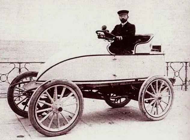 Кто спроектировал первый автомобиль компании?