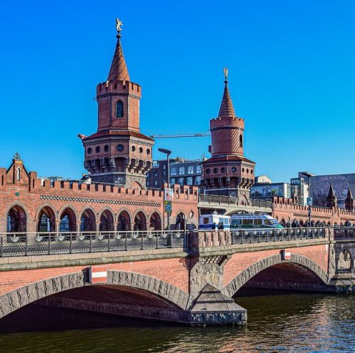 Этот мост называется Обербаумбрюкке, он соединяет два района столицы европейского государства.
