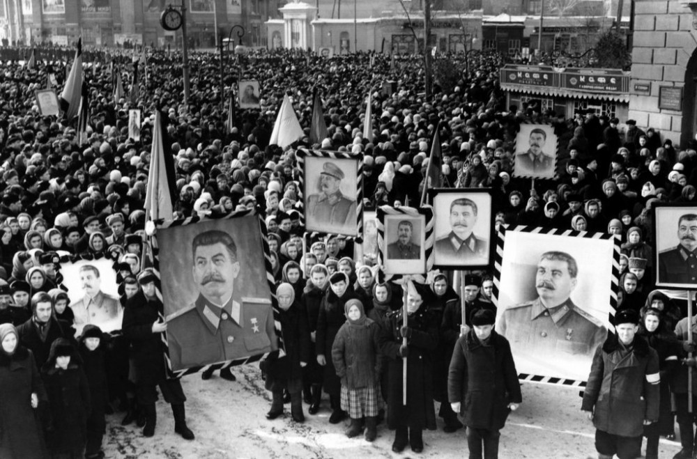 В каком году умер Сталин?