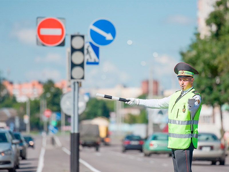 Кому должны подчиняться пешеходы и водители, если на перекрестке работают одновременно и светофор и регулировщик?