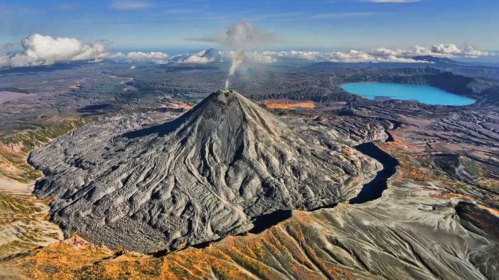 Самый высокий действующий вулкан в Европе, расположенный недалеко от городов Мессина и Катания на восточном побережье Сицилии.
