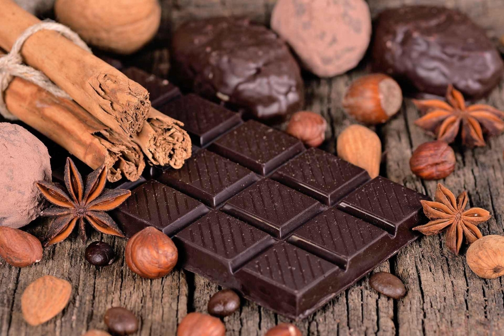 Кому в сказке Корнея Чуковского «Телефон» срочно требовался шоколад?
