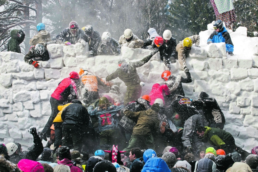Одна из масленичных забав в Сибири – штурм снежной крепости. Как называлась «команда», которая должна была захватить крепость?