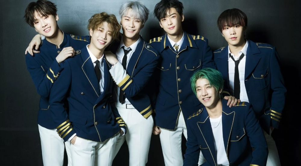 Где на первых кадрах клипа Love Shot находятся участники?