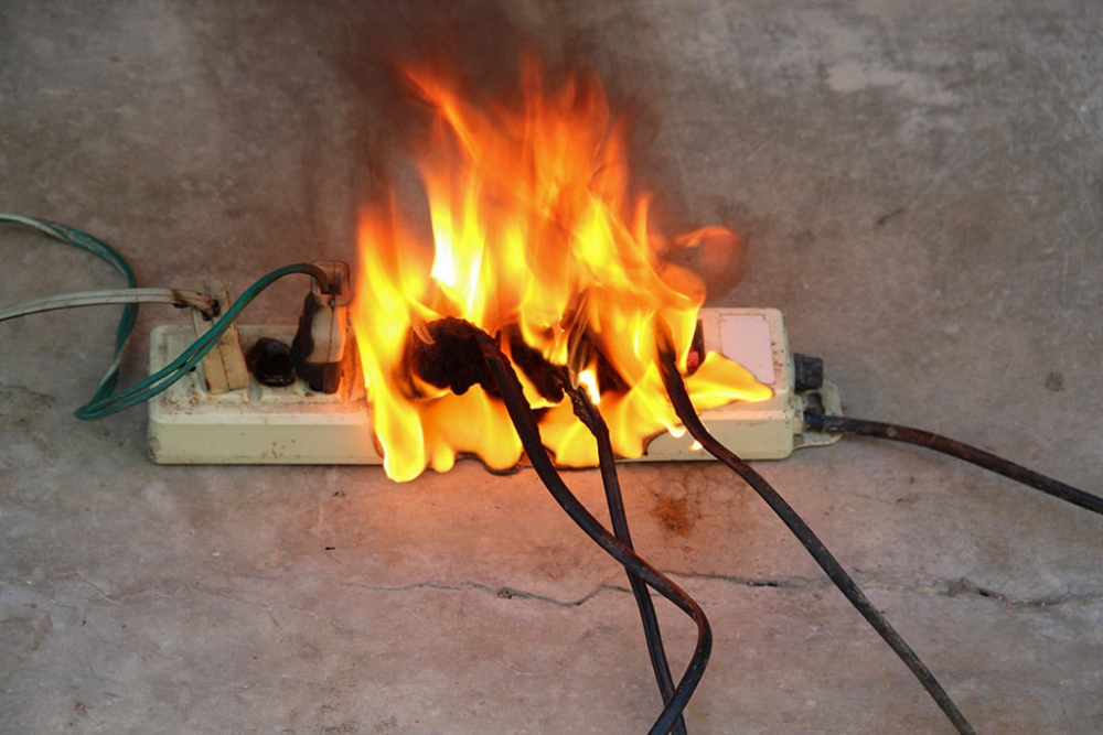 Находясь дома, вы почувствовали запах горящей электропроводки. Что надо сделать в первую очередь?