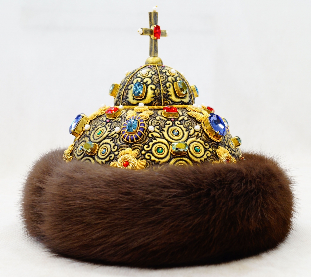 Каких камней нет на шапке Мономаха?