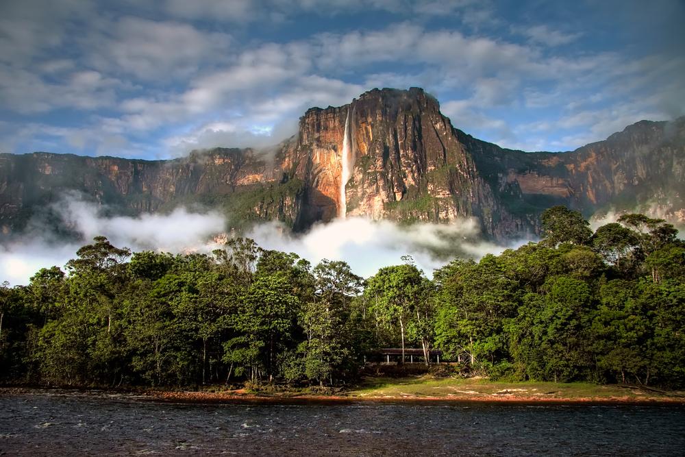 Самый высокий водопад в мире, общая высота 979 метров (по другим данным 1054 метра), высота непрерывного свободного падения воды 807 метров