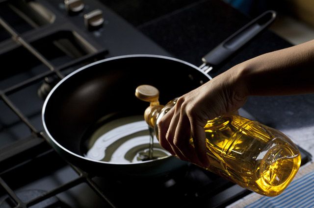 Продолжите высказывание. Для обжаривания продуктов выбирайте сковороду...