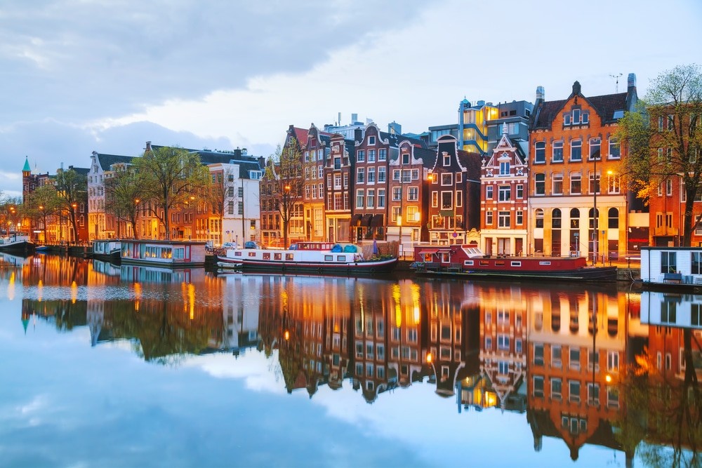 Одна из красивейших столиц мира, стал главным городом Нидерландов в 1814 году.