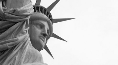  Что держит в руке американская статуя Свободы?