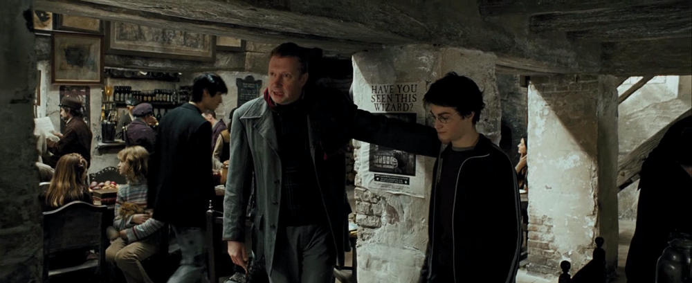 Отец Рона - мистер Уизли просит Гарри Поттера не искать Сириуса Блэка.
