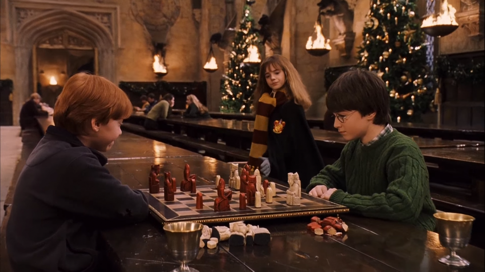 Гарри Поттер с лучшим другом играют в шахматы.