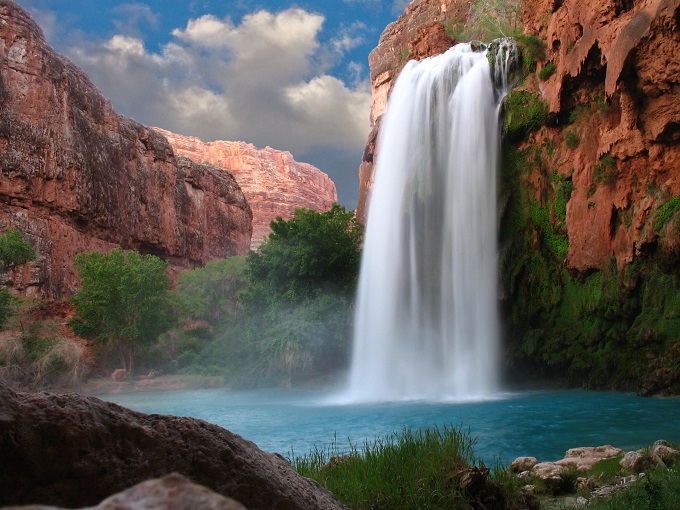 Этот водопад расположен на территории Гранд-Каньона, рядом со столицей индейской резервации в штате Аризона