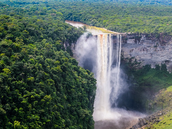 Этот красивейший гигантский водопад так надежно спрятан в тропических лесах Гайаны, что долгое время оставался практически «секретным». Даже в наши дни, чтобы попасть к водопаду, придется совершить путешествие на небольшом самолете из Джорджтауна 