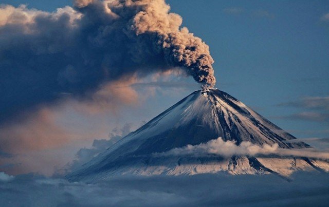 Самый высокий действующий вулкан в России.