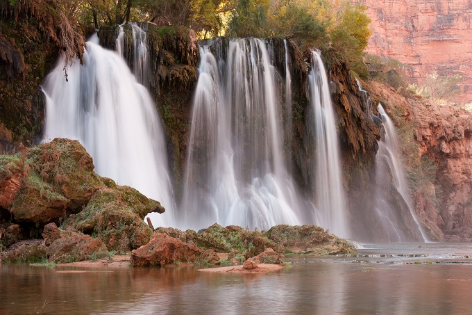 Молодой водопад, образовавшийся совсем недавно — после наводнения 2008 года старый водопад иссяк и появился новый, не уступающий по красоте своему предшественнику. Каскад небольших водопадов спускается со скалы, образуя живописное озеро