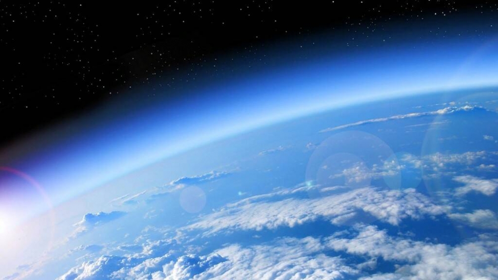 Атмосфера земли простирается в космос на высоту до ...