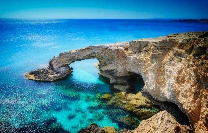 В каком море находится остров Кипр?