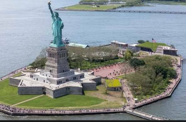 Как раньше назывался остров, на котором установлена Статуя Свободы?