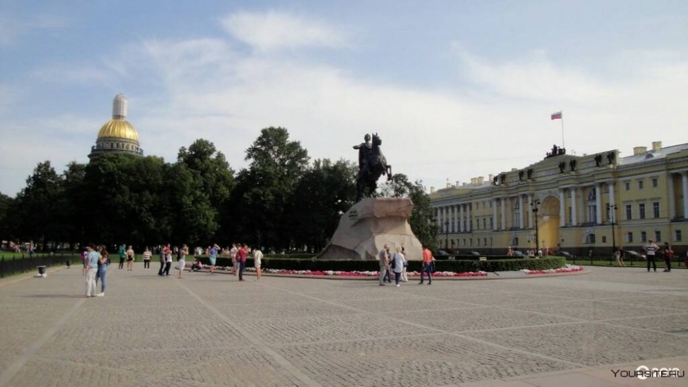 Сенатскую площадь в Санкт-Петербурге в 1782 году переименовали в ...