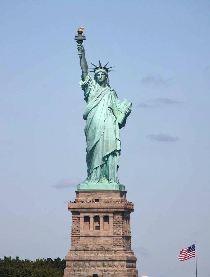 Статуя Свободы в Нью-Йорке была подарена...