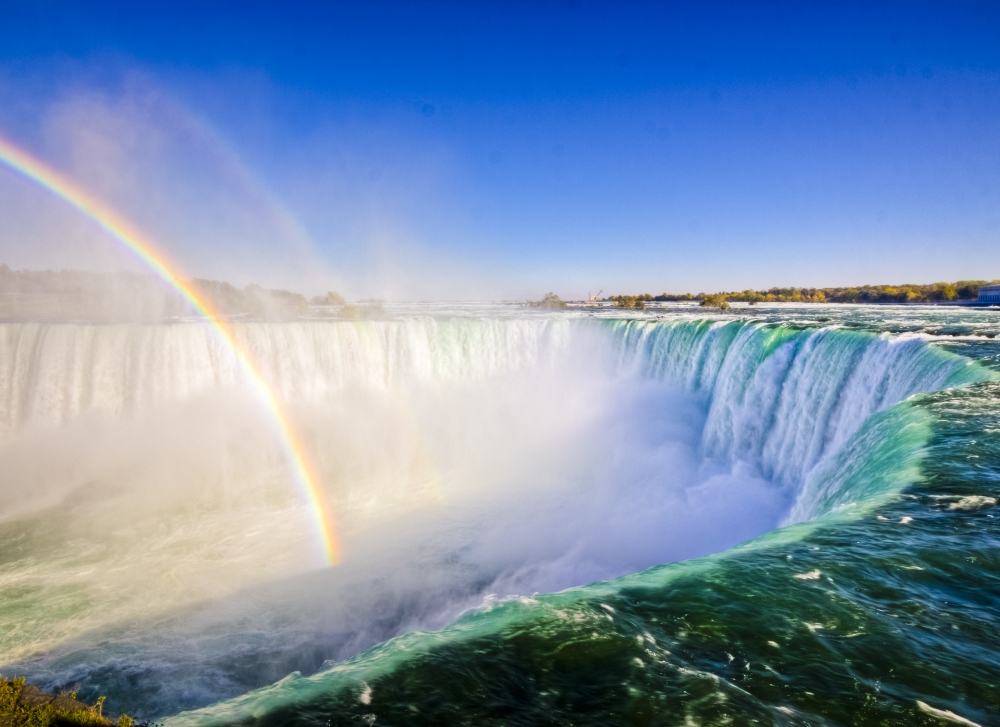 Комплекс водопадов на границе штата Нью-Йорк и Канады известен каждому. Что, впрочем, ничуть не умаляет его красоту. Ежегодно миллионы туристов со всего света спешат в канадскую провинцию Онтарио, чтобы насладиться захватывающим зрелищем