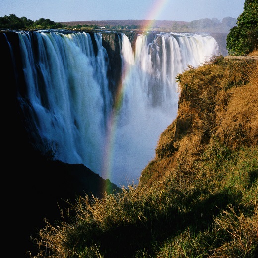 Водопад на реке Замбези в Южной Африке[1]. Расположен на границе Замбии и Зимбабве. Ширина водопада — примерно 1800 метров, высота — 120 метро