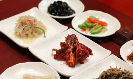 Панчхан - это блюдо состоит из множества закусок и салатов, которые подаются на небольших тарелках как аккомпанемент к основному блюду и рису. Из какой страны оно родом? 