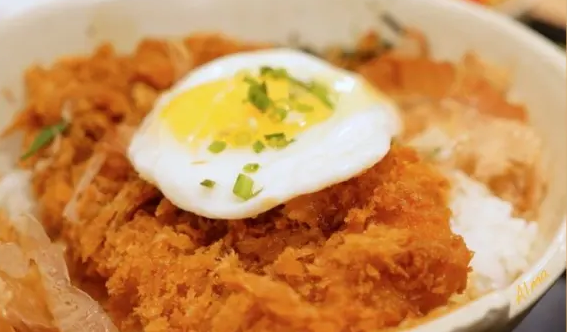 Кацудон – это тонкая свиная отбивная с яйцом, которую кладут сверху в чашу с рисом. Из какой страны родом это блюдо?