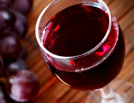 А что с красным вином? Оно все-таки полезно или нет?