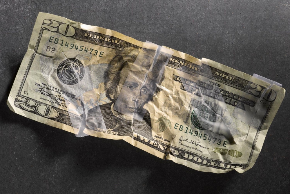 В США бумажные деньги, которые уже износились, измельчают в порошок.