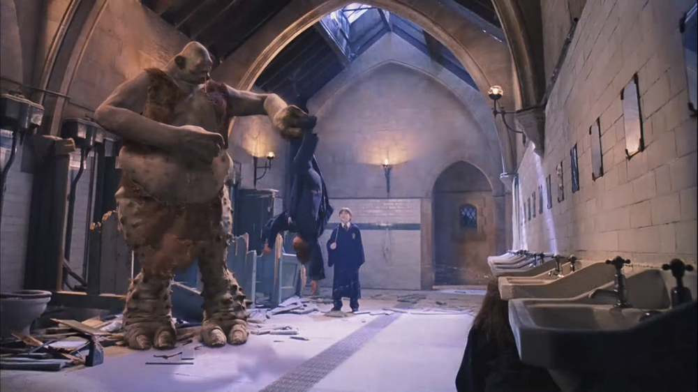 Гарри Поттер и Рон Уизли спасли Гермиону Грейнджер от тролля в туалете девочек.
