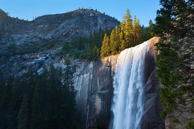 Тысячи лет назад ледник разрезал долину парка Йосемити на несколько частей — так образовались стены-скалы, с которых сегодня стекают красивейшие водопады, в том числе и этот водопад 