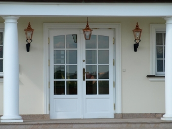 Двустворчатая входная дверь - характеристики и особенности конструкции