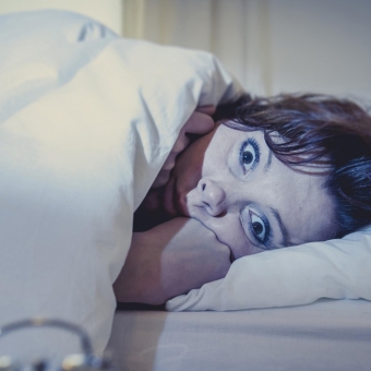 Что такое сонный паралич и что его вызывает?