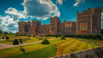 Является старейшим замком в Великобритании