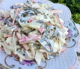 Простой салат Фантазия с морской капустой
