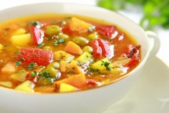 Легкий овощной суп с цукини и томатами