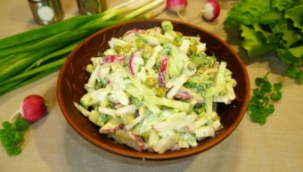 3 простых рецепта: хрустящий салат, легкий суп и лосось с фенхелем